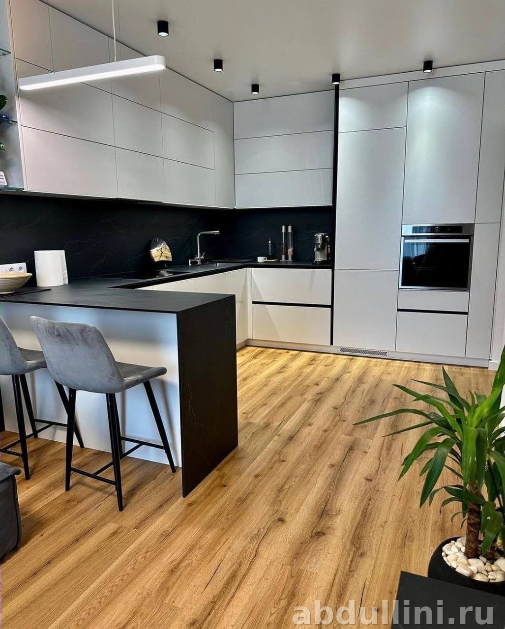 Белая кухня с черной столешницей: идеальное сочетание стиля и функциональности