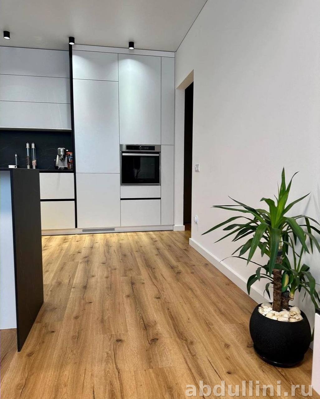 Белая кухня с черной столешницей: идеальное сочетание стиля и функциональности