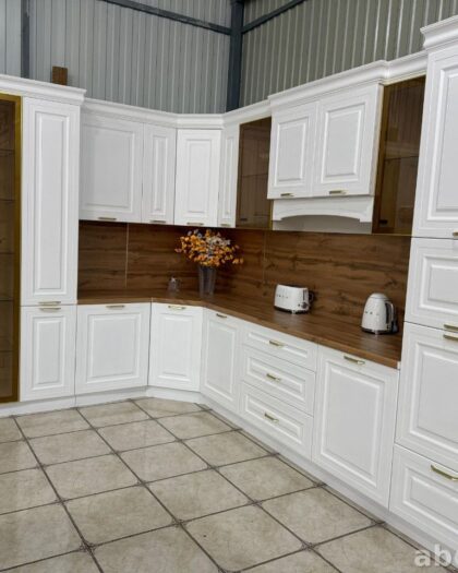 Кухня ЛИЛУ 3700 — белая кухня в классическом стиле с витриной — купить в Дагестане — фото 1