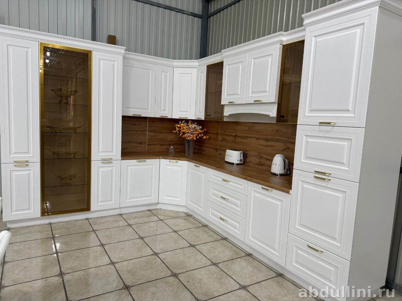 Кухня ЛИЛУ 3700 — белая кухня в классическом стиле с витриной — купить в Дагестане — фото 1