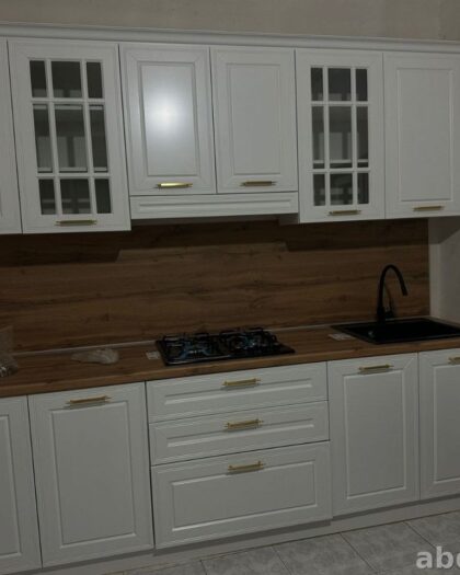 Кухня АРИНА-Эко — белая с золотыми ручками и столешницей под дуб столешница под дуб — купить в Дагестане