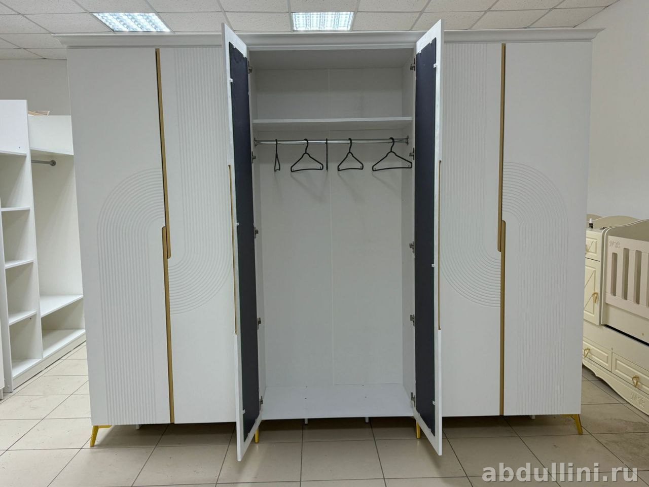 Шкаф Линда 2 — белый с золотистыми вставками — купить в Дагестане