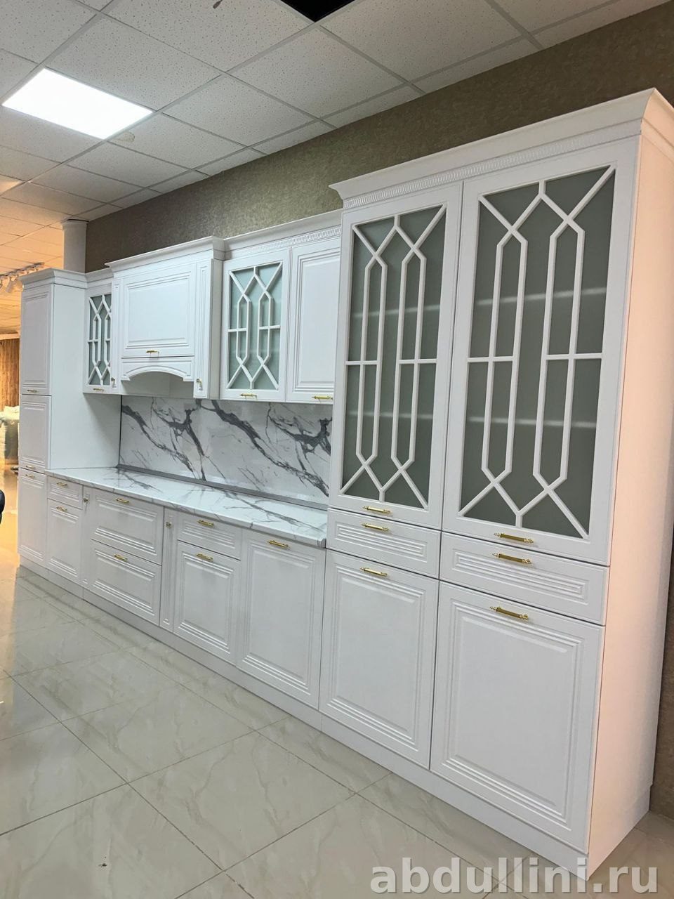 Кухня «Наоми» белая с золотистой фурнитурой — купить в Дагестане — купить в Дагестане