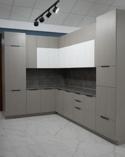 Кухонный гарнитур Плаза в сером песочном цвете — купить в Дагестане — фото 1