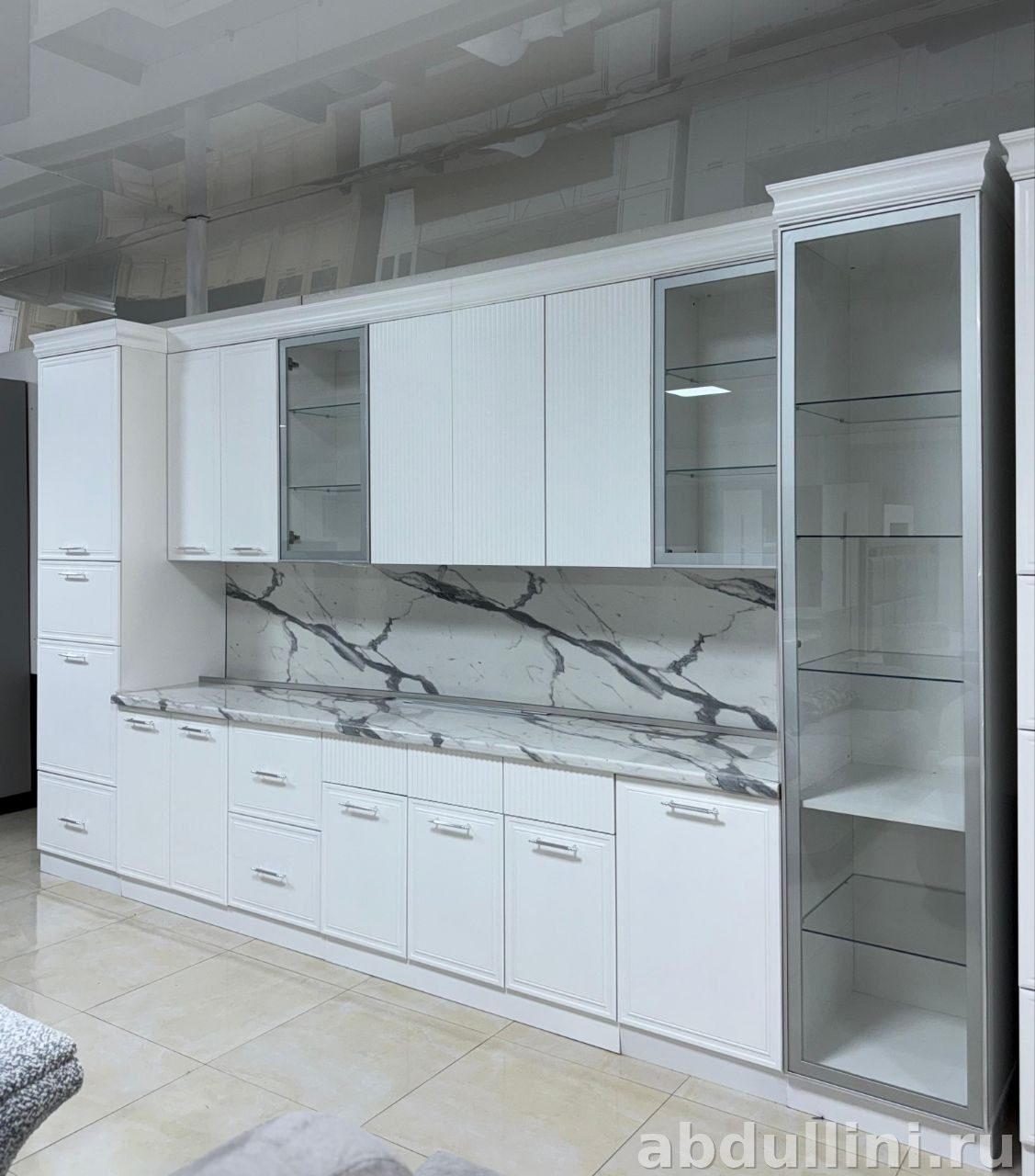 Кухня Анжелика — белая мебель с серебристыми элементами — купить в Дагестане