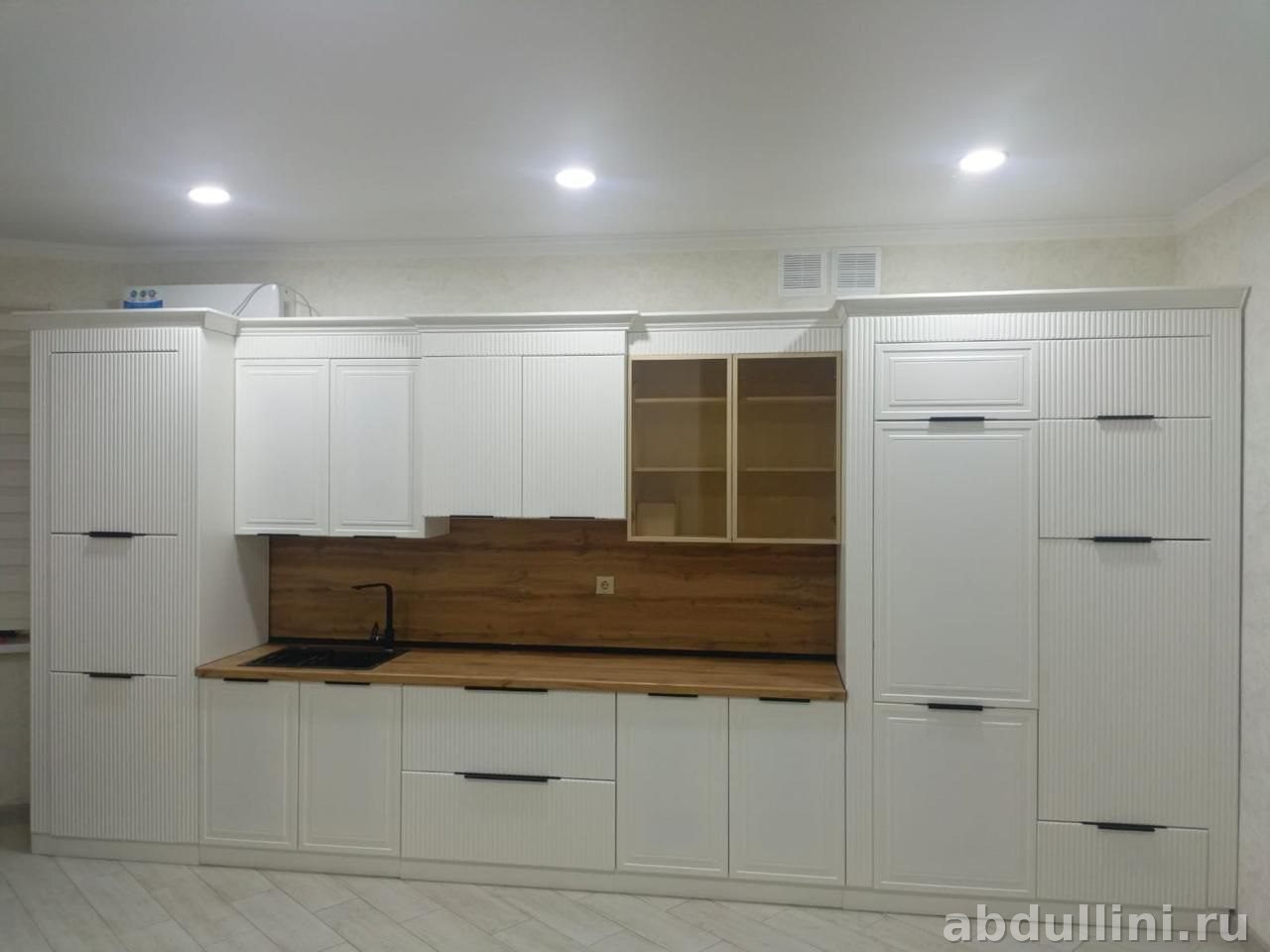 Кухня 'Зула' — белый гарнитур с рифлением в Дагестане