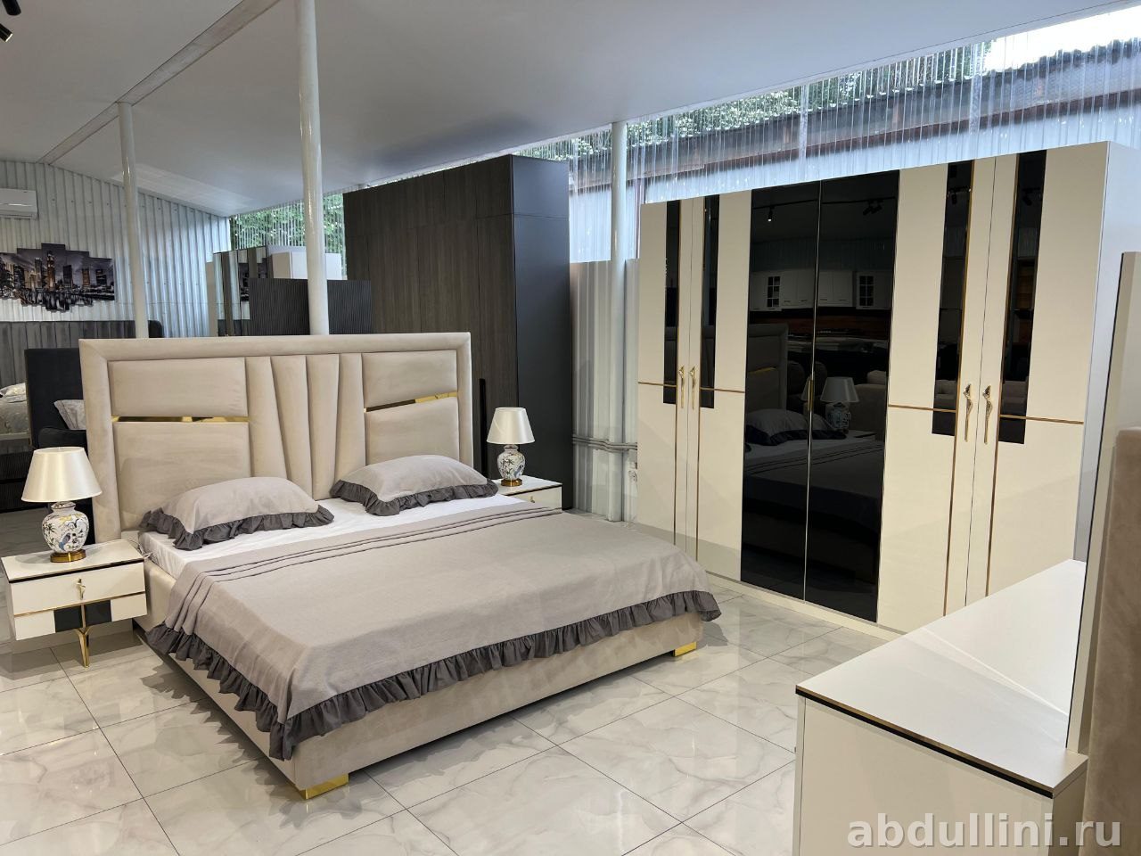 Сп. Леонарда — мебельный комплект в бело-золотом цвете