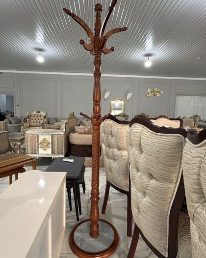 Элегантная напольная вешалка из массива дерева с мраморной ножкой — купить в Дагестане