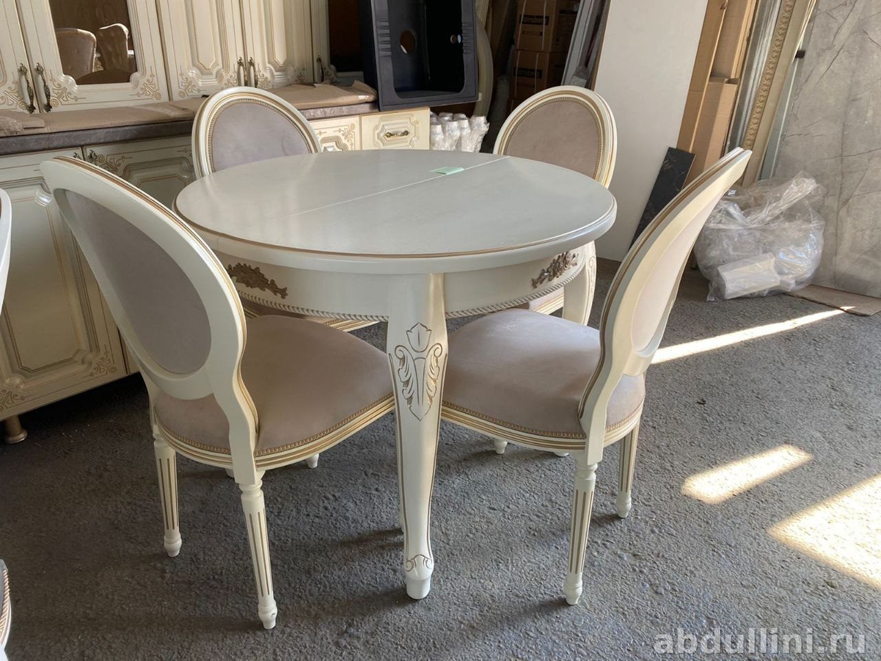 Круглый раздвижной стол с 4 стульями в стиле неоклассика (4 стула) — купить в Дагестане