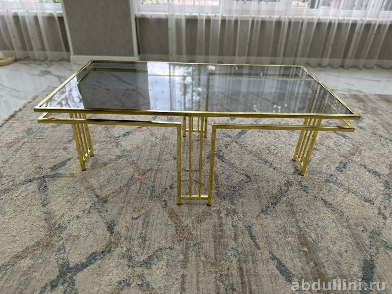 Журнальный столик 1179 с золотистым каркасом и стеклянной столешницей — купить в Дагестане — фото 1