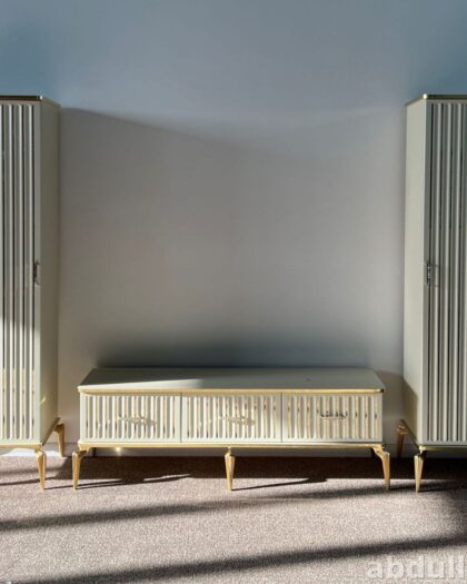 Комплект мебели Эмилия: тумба и пеналы в кремовом цвете с золотистой отделкой — купить в Дагестане — фото 1