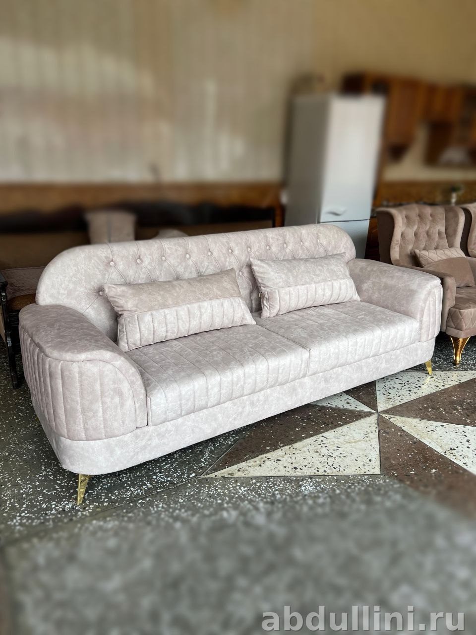 Диван Манго 240 в Дагестане — неоклассика с золотистыми ножками