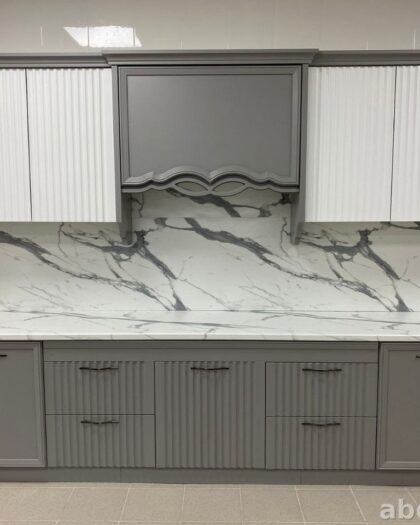 Кухонный гарнитур Белуччи в серо-белом цвете — купить в Дагестане