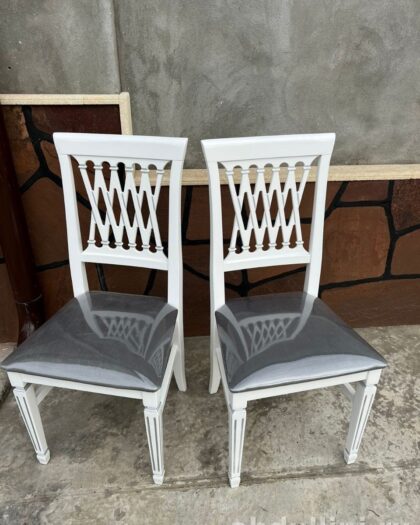 Обеденные стулья 1587 в белом цвете с серой обивкой — купить в Дагестане