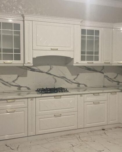 Кухня Мариан — белый глянцевый гарнитур с золотистой фурнитурой — купить в Дагестане