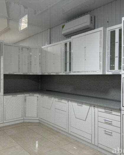 Кухня Стефани — белый матовый гарнитур с серебристыми вставками — купить в Дагестане — фото 1