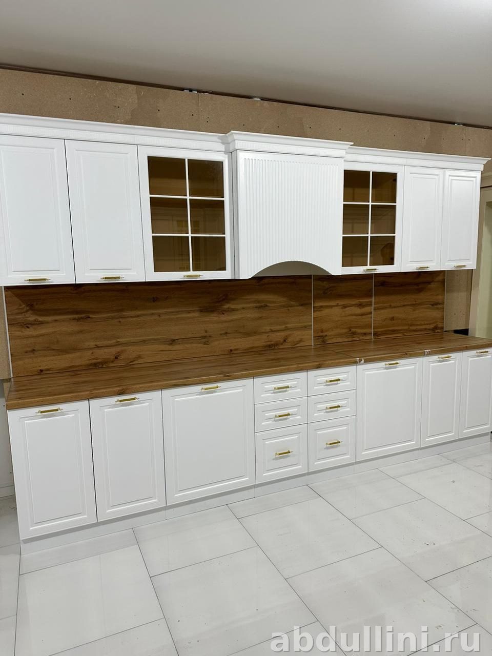 Кухня Ольвина 3201 — белый гарнитур с золотистой фурнитурой