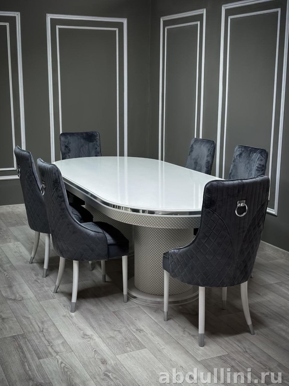 Обеденный стол и стулья в белом цвете с золотым оттенком (золотой оттенок)