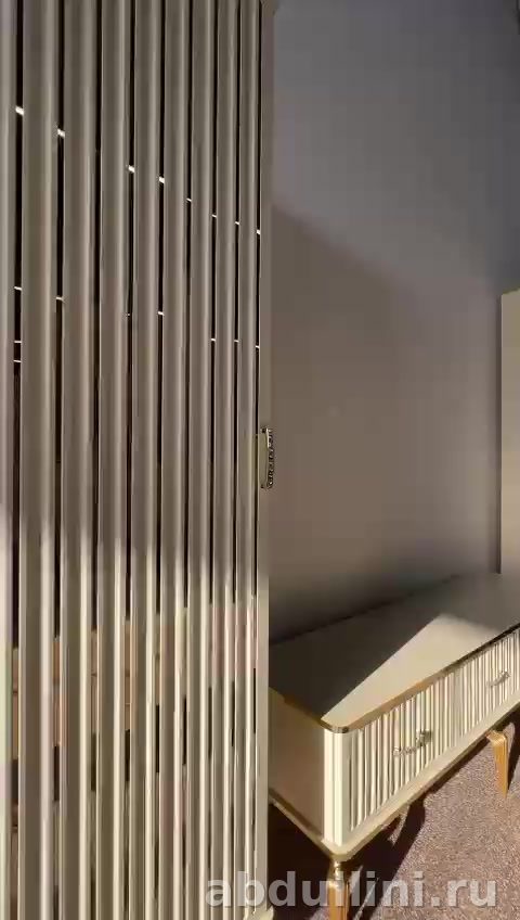 Комплект мебели Эмилия: тумба и пеналы в кремовом цвете с золотистой отделкой — купить в Дагестане — фото 2