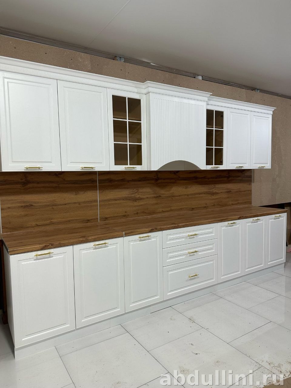 Кухня Альвина 3892 — белый гарнитур с золотистой фурнитурой — купить в Дагестане — фото 1