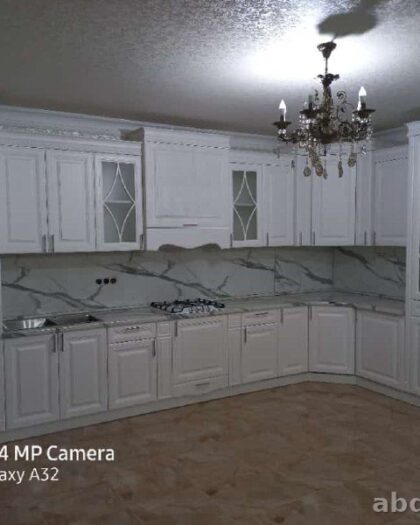 Кухня «Ромб» — белая угловая кухня с мраморной столешницей — купить в Дагестане