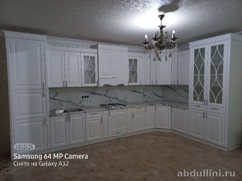 Кухня «Ромб» — белая угловая кухня с мраморной столешницей — купить в Дагестане