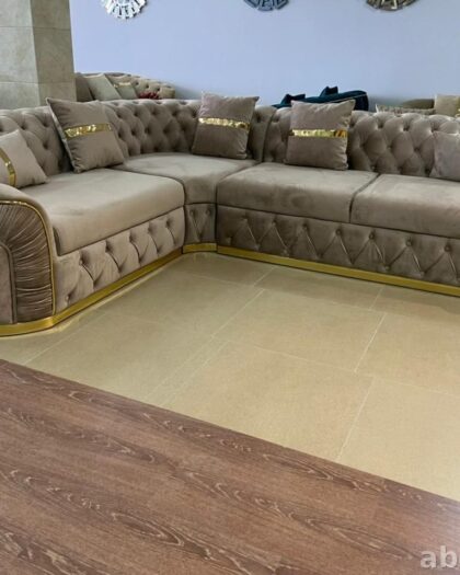 Угловой диван в стиле неоклассика с бархатной обивкой — купить в Дагестане — фото 1