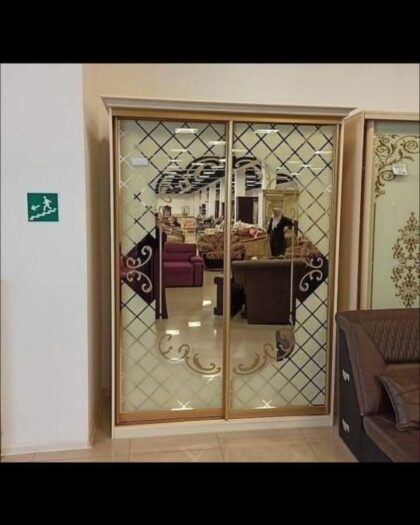 Шкаф-купе с зеркальными дверями и золотистым узором в Дагестане — купить в Дагестане — фото 1