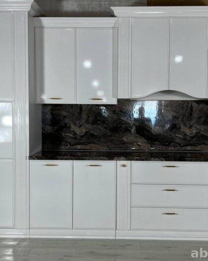 Кухня Гамбург белая глянцевая с мраморной столешницей — купить в Дагестане