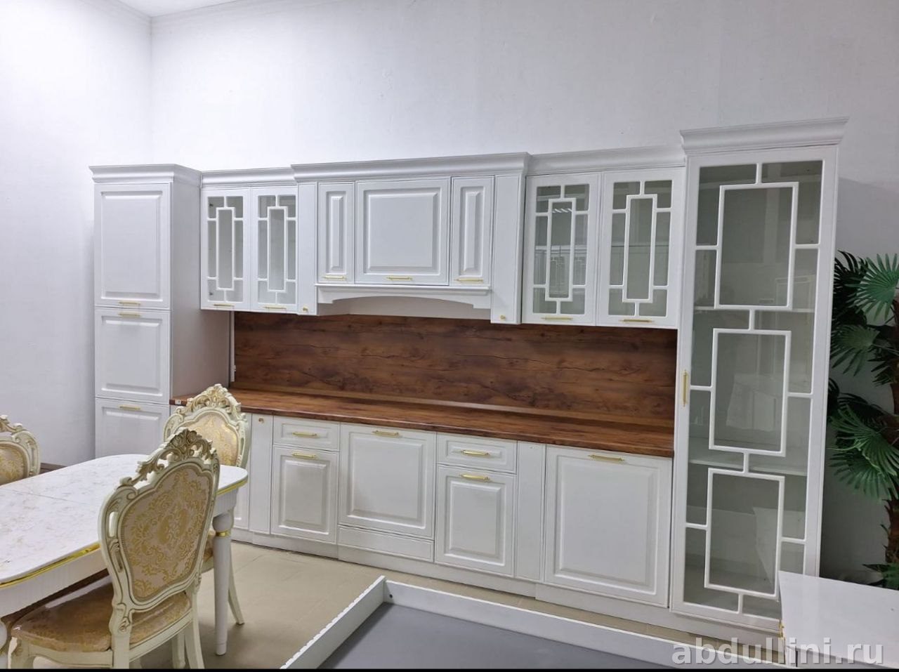 Кухонный гарнитур 2585 белый с золотистой фурнитурой в Дагестане