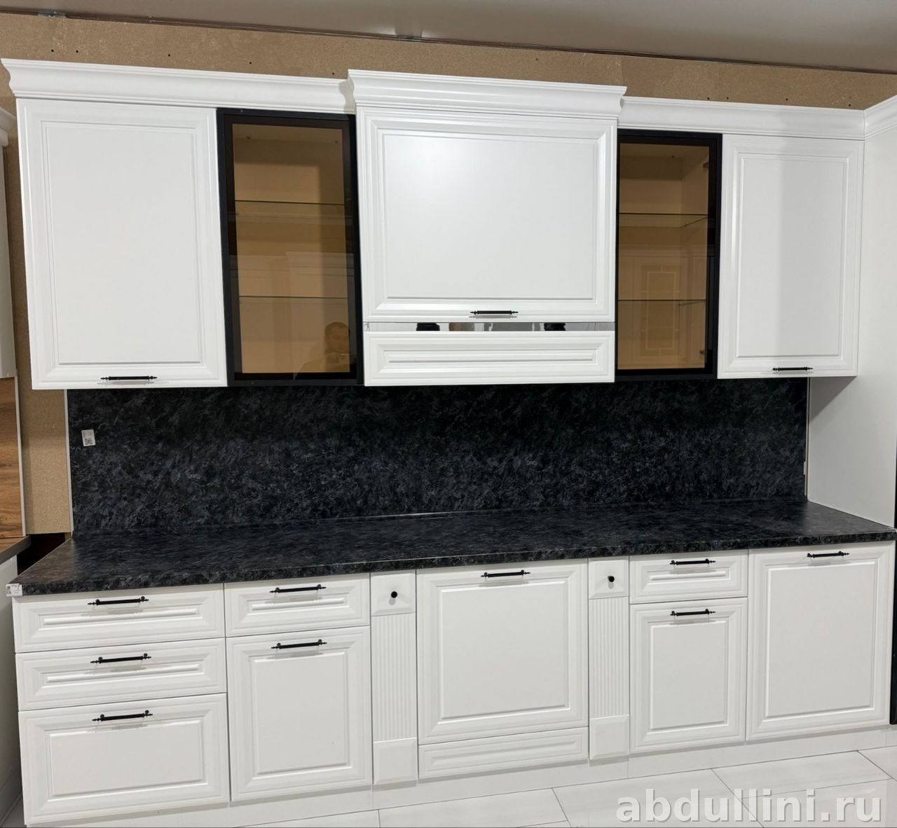 Кухня Анна — белый гарнитур с черной столешницей в Дагестане черная столешница — купить в Дагестане
